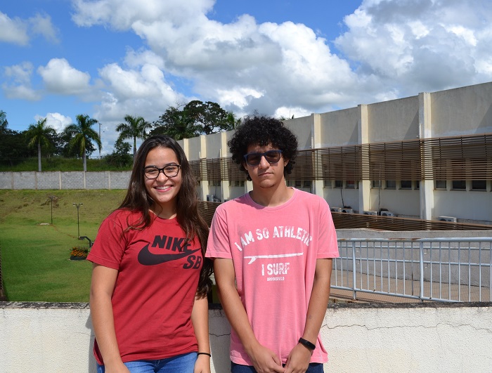 Os dois estudantes têm em comum o desejo de cursar graduação fora do Brasil